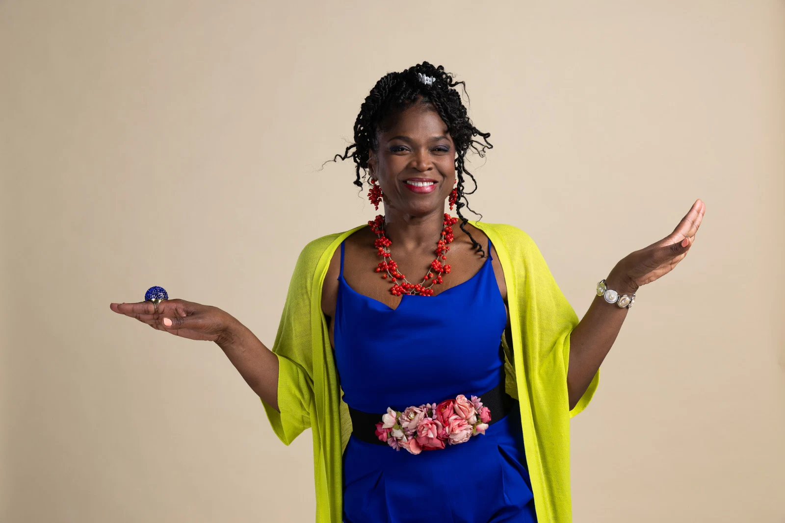 Lily Moré souriante, les bras ouverts, en robe bleue et châle lime